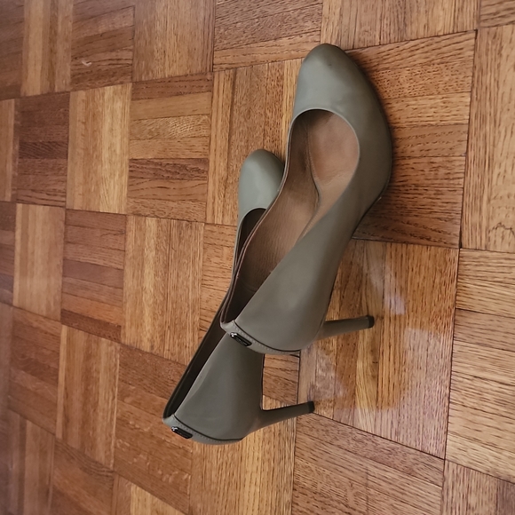 Coach patent leather taupe pumps 8.5b - Picture 4 of 5